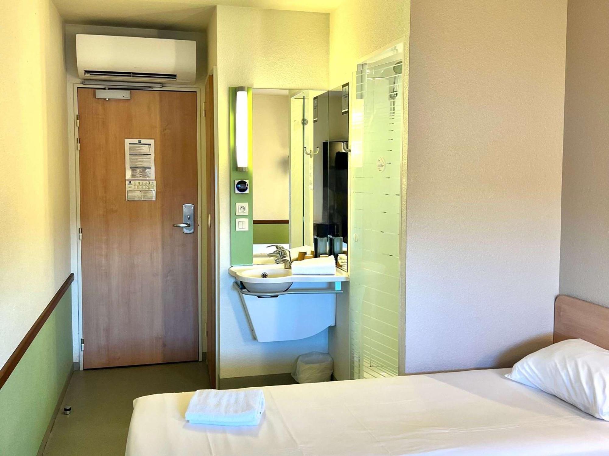 Hotel Ibis Budget Cosne Sur Loire Esterno foto
