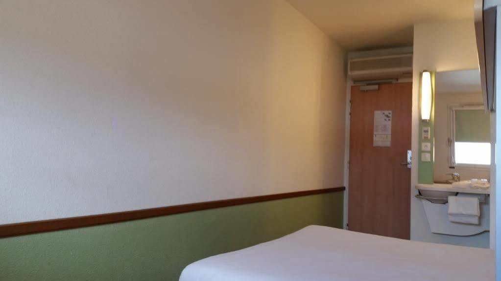 Hotel Ibis Budget Cosne Sur Loire Esterno foto